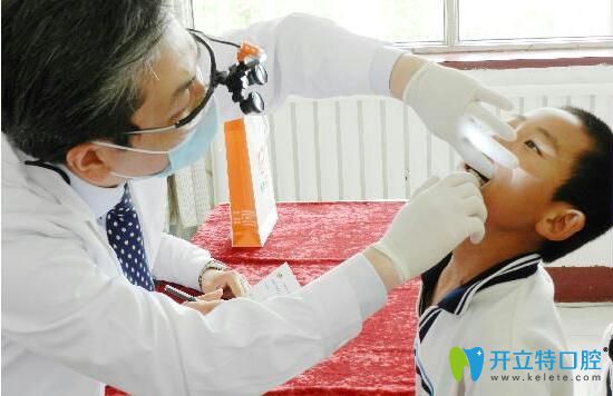 天津君誠口腔<!--<i data=20240703-sp></i>-->院長為學(xué)生認(rèn)真檢查 天津君誠口腔<!--<i data=20240703-sp></i>-->院長為學(xué)生認(rèn)真檢查