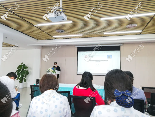 重慶團圓開診前全體員工進行疫情相關(guān)防護知識