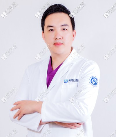 烏魯木齊美奧口腔種植科醫(yī)師黃景